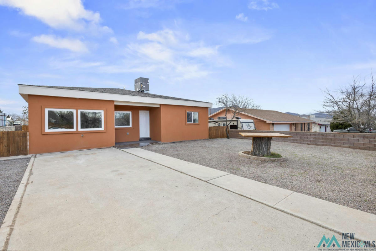 915 POPLAR ST, TRUTH OR CONSEQUENCES, NM 87901, photo 1 of 40